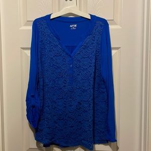 5/$25 Blue top with lace